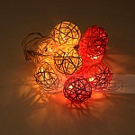 Светеща LED гирлянда декорация от плетени ратанови топки бели и розови Светеща LED гирлянда декорация от плетени ратанови топки бели и розови1