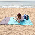 Водоустойчива постелка за плаж и пикник 140 х 200 см. Водоустойчива постелка за плаж и пикник 140 х 200 см.1