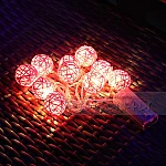 Светеща LED гирлянда декорация от плетени розови ратанови топки1