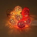 Светеща LED гирлянда декорация от плетени ратанови топки бели и розови1