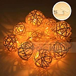 Светеща LED гирлянда декорация от плетени бели ратанови топки1