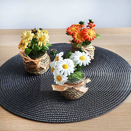 Малка кашпа с изкуствени Маргаритки
