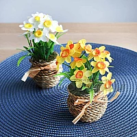 Малка кашпа с изкуствени нарциси
